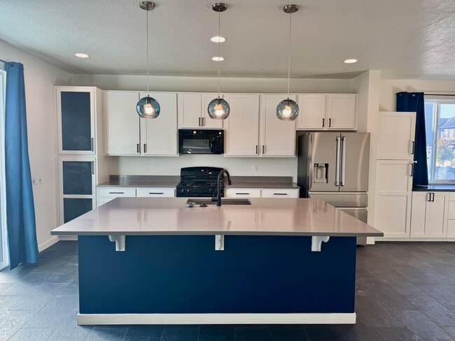 Building Photo - Your Home Is Ready For You!!