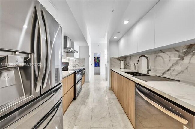 Building Photo - 6917 Collins Ave