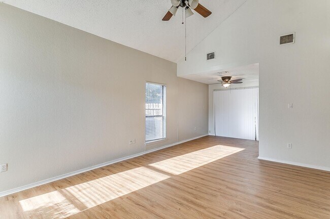 Building Photo - Great 2 Bed 2 Bath Townhouse in S Arlington- 76017