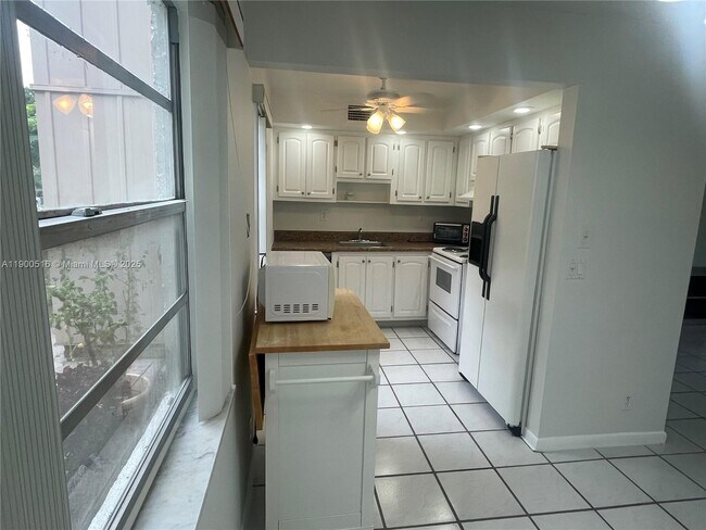 Building Photo - 485 Flanders K