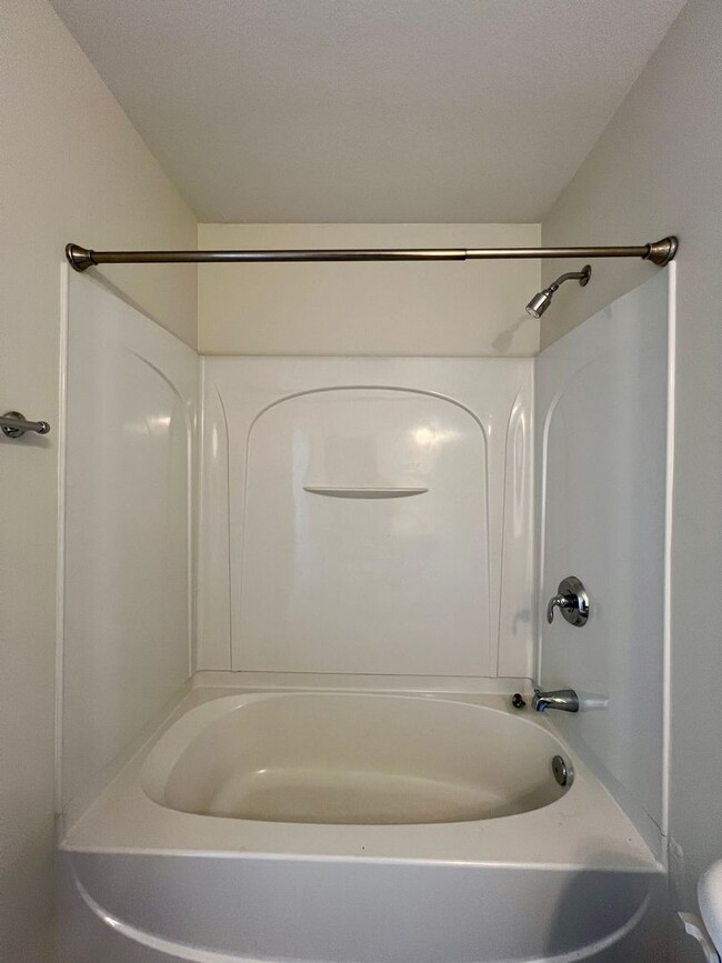 Building Photo - 3-Bed, 3-Full Bath, End Unit, 1-Car Garage!