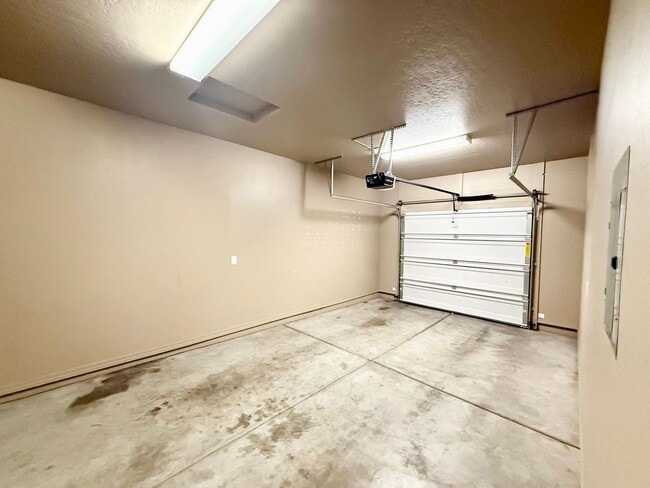 Building Photo - 8195 E Ashley Dr