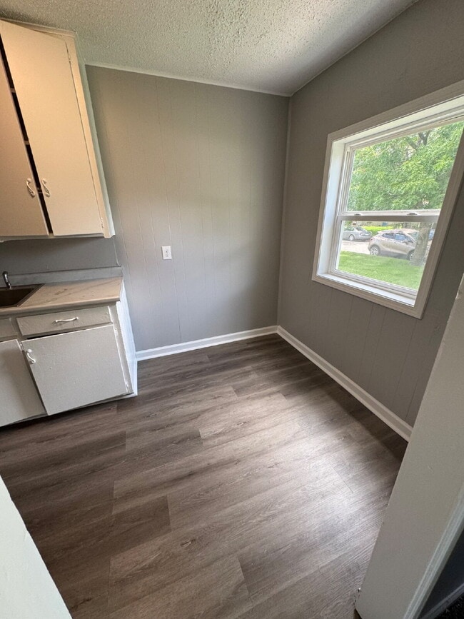 Building Photo - 804 S Terrace Dr