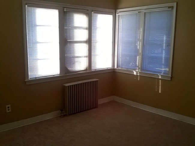 Building Photo - Welcome to this quaint house for rent