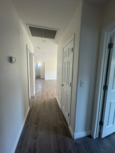 Building Photo - 2702 E Juniper Ave