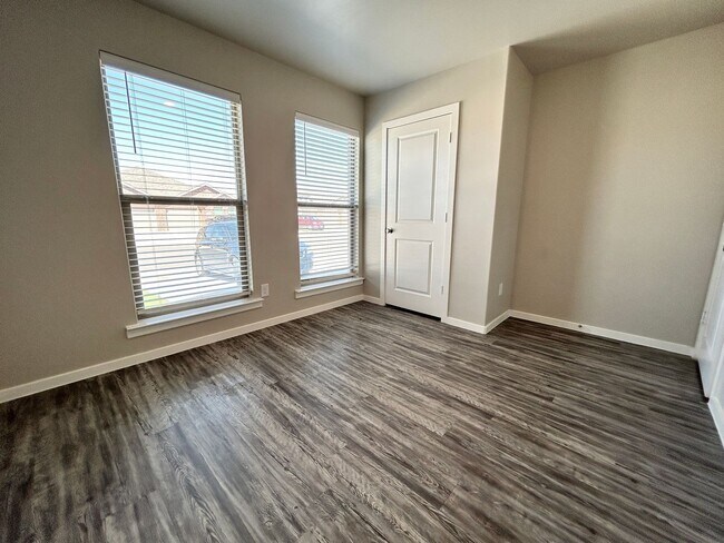 Building Photo - 3 bed 2 bath Duplex Available