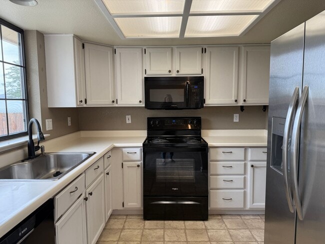 Building Photo - Cute single story 3 bedroom, 2 bath home w...