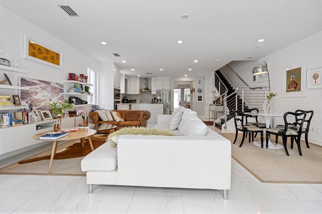 Building Photo - 2930 Catalina St