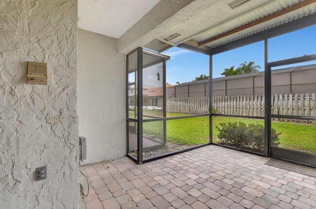 Building Photo - 6732 Canary Palm Cir