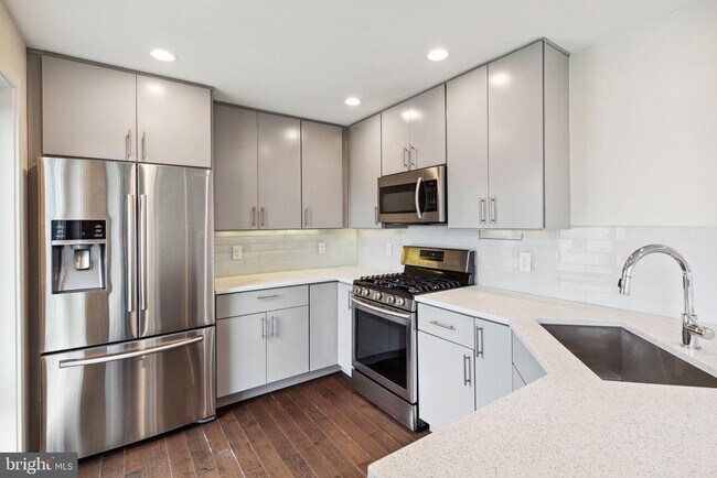 Building Photo - 708 S Sartain St