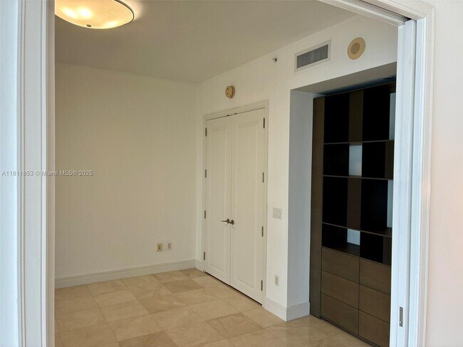 Building Photo - 1425 Brickell Ave