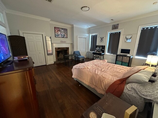 Building Photo - Charming Apartment is Downtown Fredericksburg