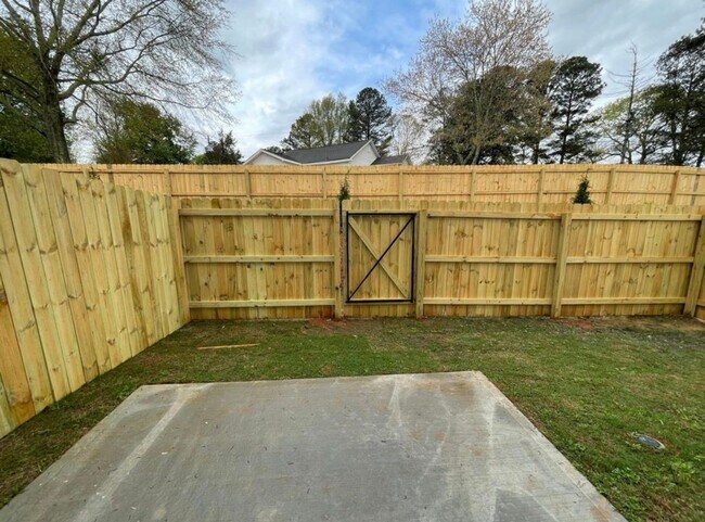 Building Photo - Beautiful end unit townhouse in the Townes...