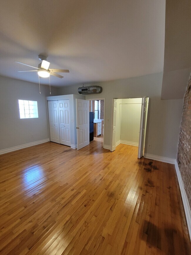 Building Photo - 1340 W 18th Pl