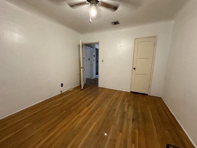 Building Photo - Charming 3 Bedroom, 2 Bath Home with Sunroom!
