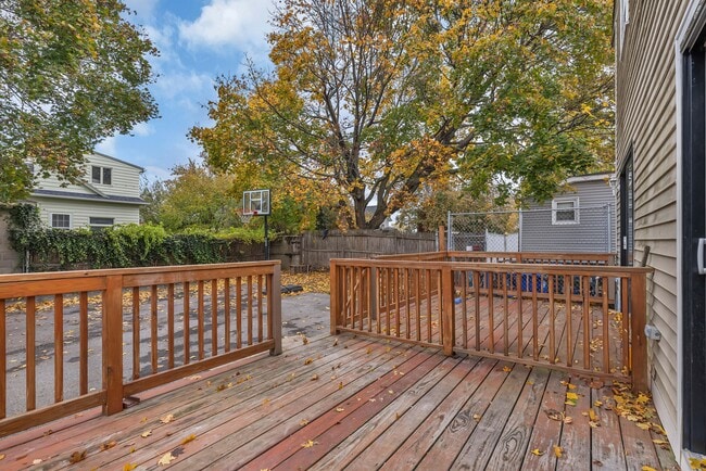 Building Photo - 107 Roosevelt St