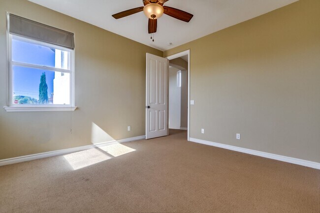 Building Photo - Beautiful 4 bedroom, 4.5 bathroom Home in the Varadero Community