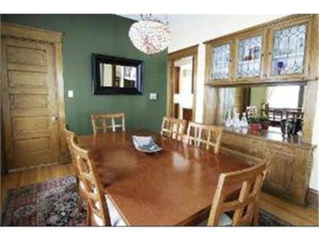 Building Photo - Available Aug 1st! Spacious top-floor 2bed...