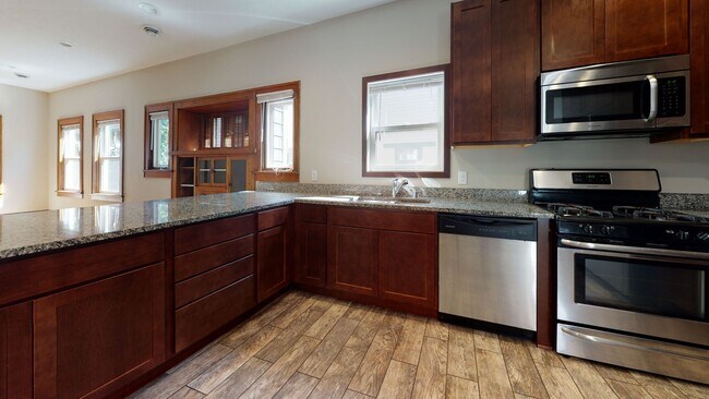 Building Photo - Renovated 6-Bedroom Single-Family House