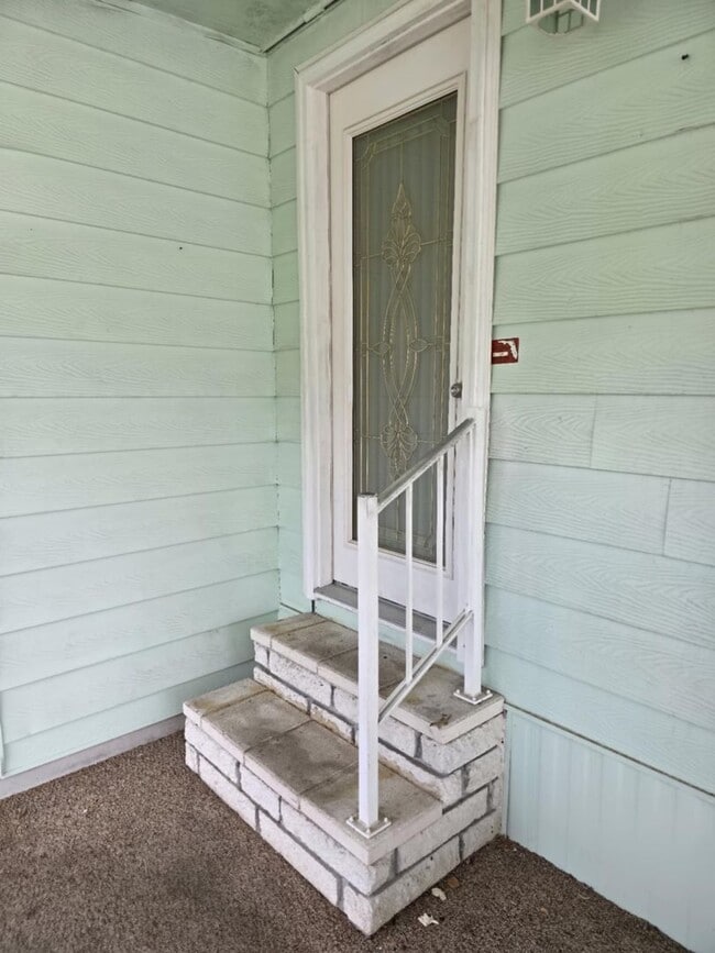 Building Photo - 2 BEDROOM 2 BATHROOM ON THE GOLF COURSE