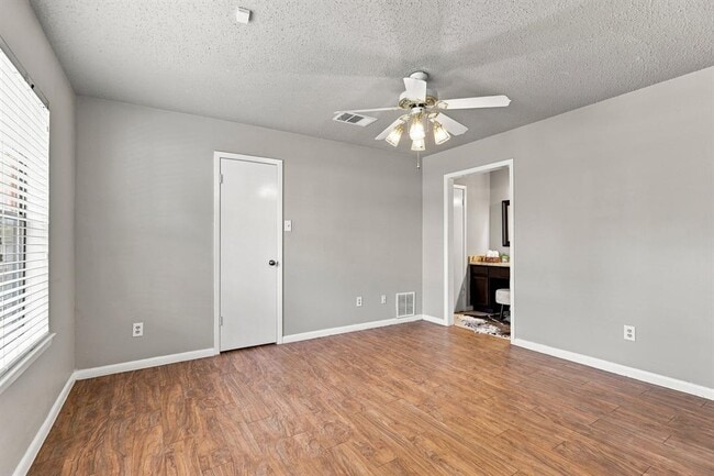 Building Photo - 7825 Beauregard Cir