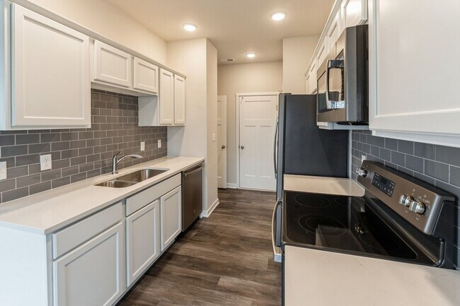 Building Photo - CORNER UNIT!! 3 Bed, 2.5 Bath Townhome in Ankeny