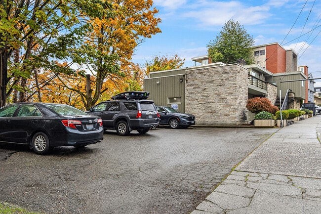 Building Photo - 2564 Dexter Ave N