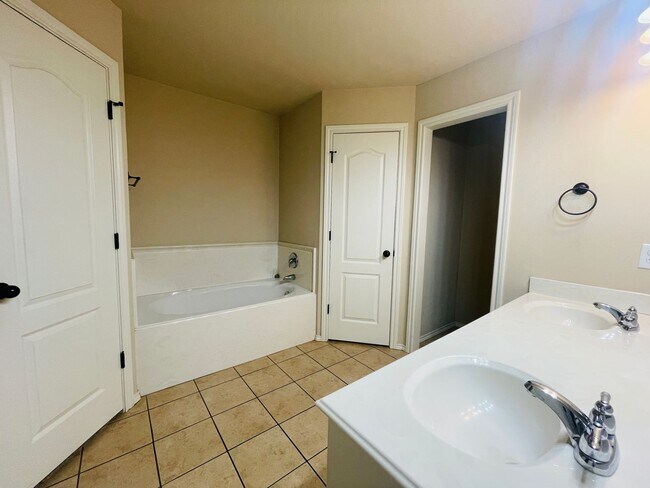 Building Photo - 3/2/2 - South of Loop 289, off of 89th & A...