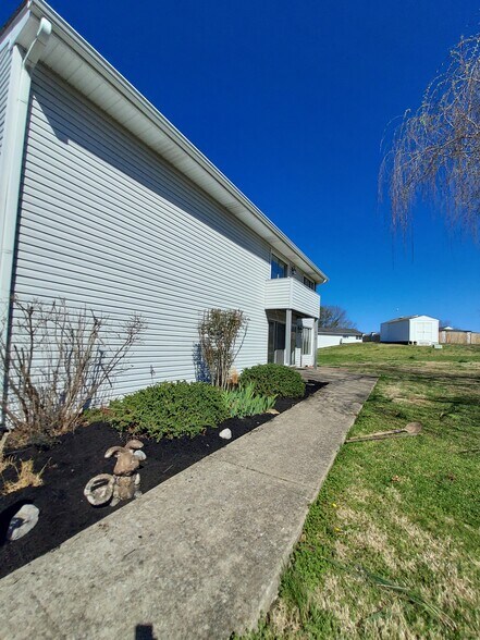 Building Photo - 810 Bellevue Rd