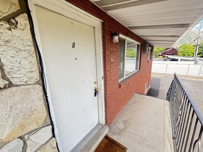 Building Photo - 258 N 400 W St