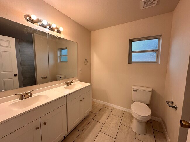 Building Photo - 1800 Coral Point Dr