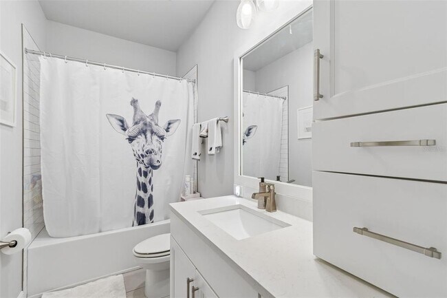 Building Photo - 213 S Albany Ave