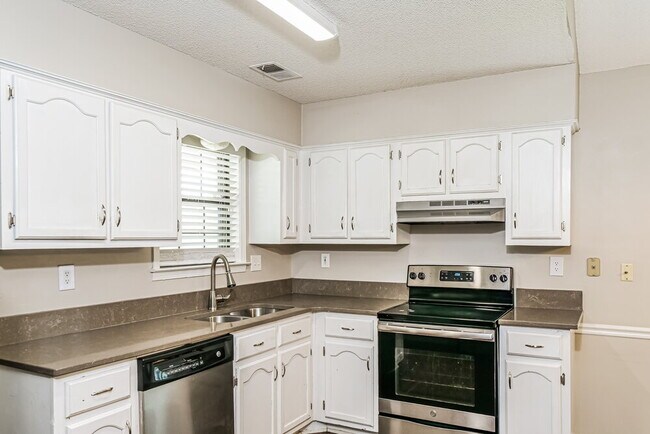 Building Photo - 5599 Annandale Dr