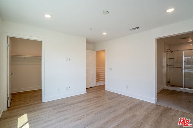 Building Photo - 5257 Bainbridge Pl