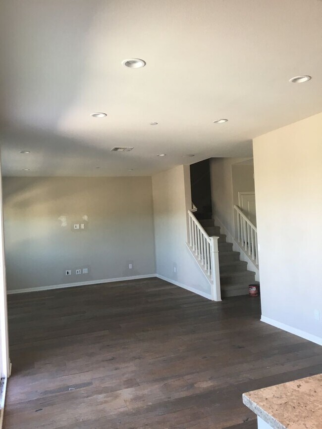 Building Photo - Beautiful 4BR/3BA Del Sur Townhome