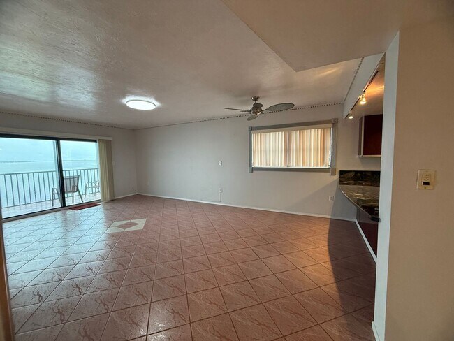 Building Photo - Stunning 8th floor Riverfront Condo