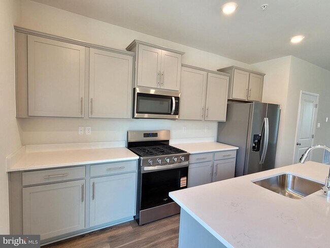 Building Photo - 762 Union St