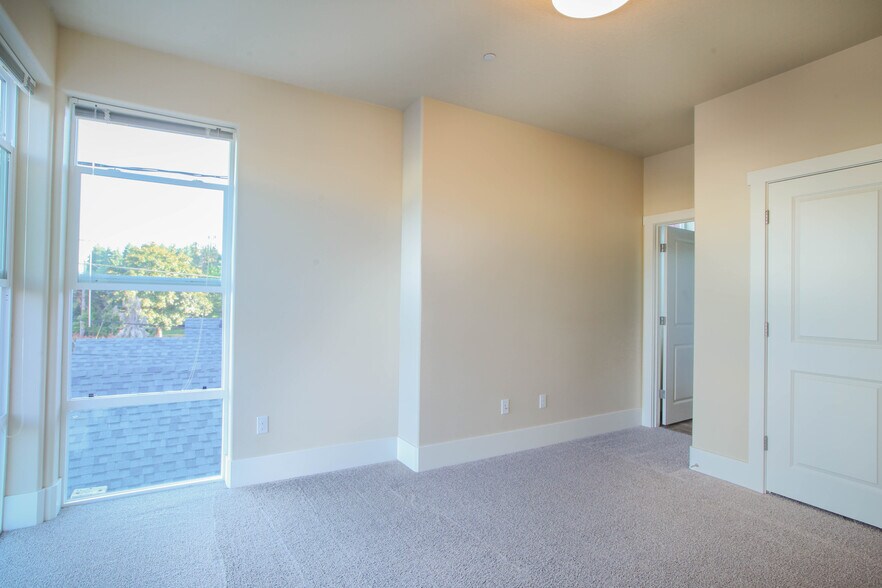 Building Photo - 900 SW Grove St