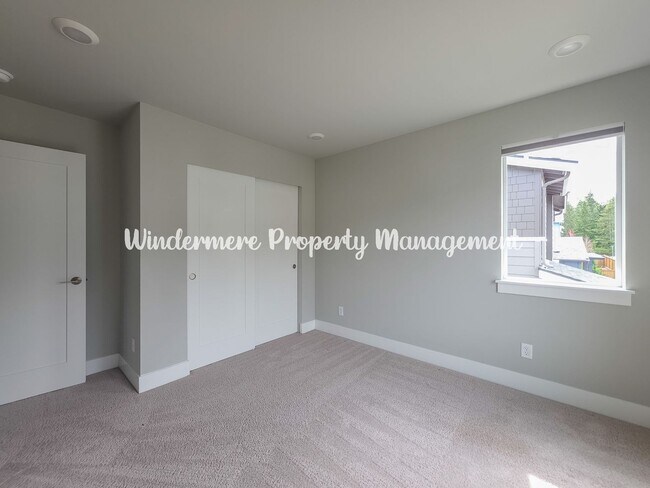 Building Photo - Stunning and spacious 5 bed in McCormick Village!