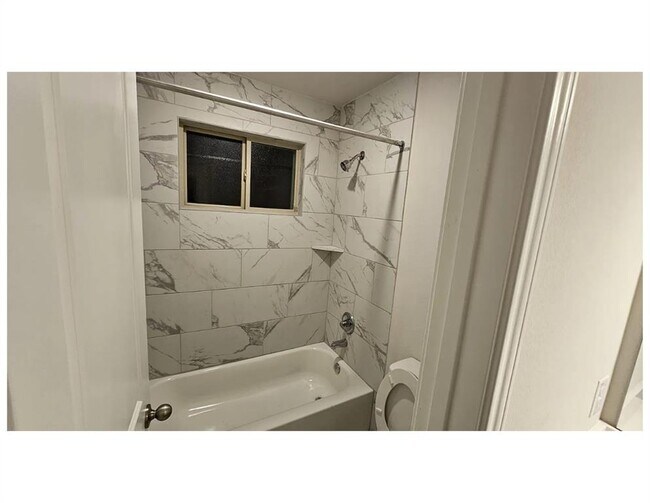 Building Photo - 212 Comet Pointe Dr