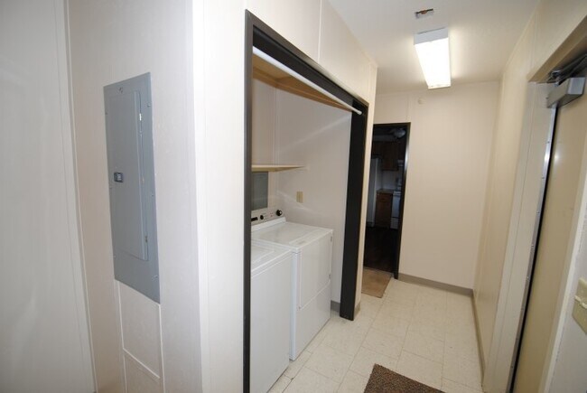 Building Photo - 2 Bed/1 Bath off Nordale Rd