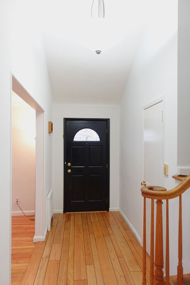 Building Photo - Spectacular Westbury Split!!