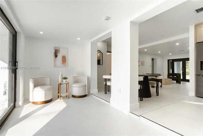 Building Photo - 1221 Biarritz Dr