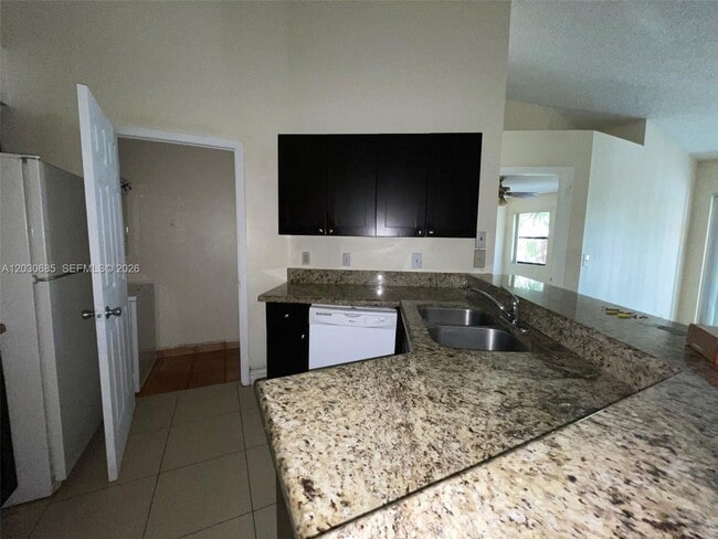 Building Photo - 9999 Summerbreeze Dr
