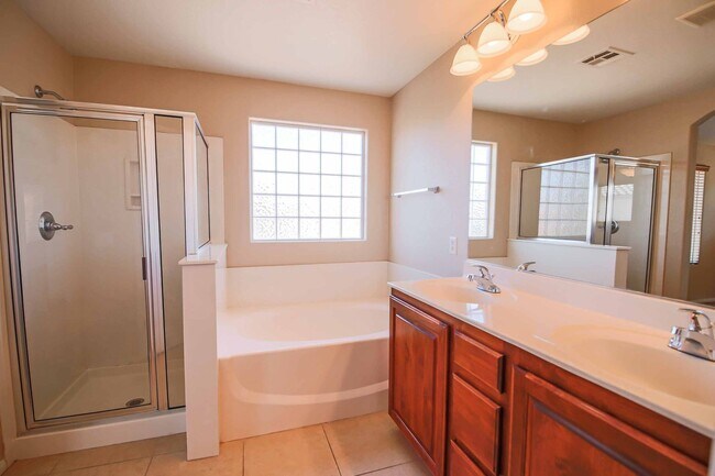 Building Photo - Luxurious Retreat in the Heart of Las Vegas