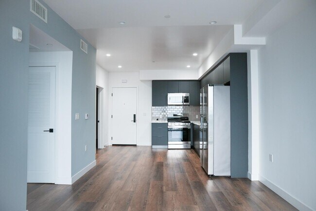 Building Photo - 8940 Reseda Blvd