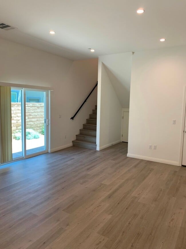 Building Photo - Upgraded 4+3.5 in Sylmar w/backyard + garage!