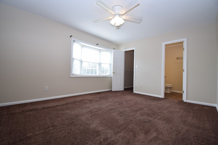 Building Photo - 2380 Vineyard Dr