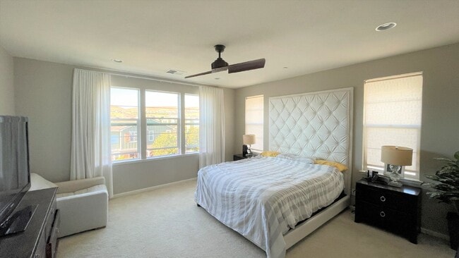 Building Photo - Gorgeous 4 Bed/4 Bath End Unit Condo with ...