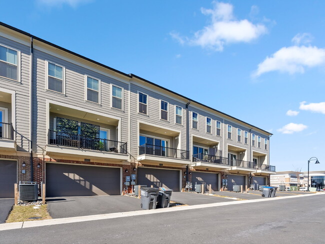 Building Photo - Stylish & Spacious Townhome in Ashburn’s S...